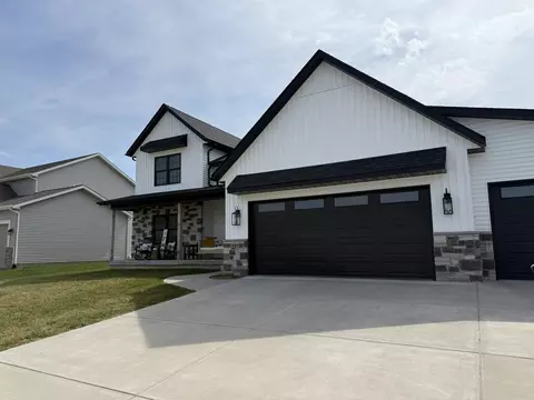 Exterior - 237 W Torrey Pines Dr, Eldridge, IA 52748 photo 2 of 6