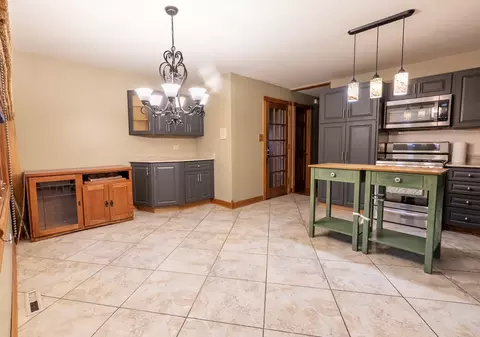 Kitchen - 3305 Pheasant Dr, Rolling Meadows, IL 60008 photo 2 of 3