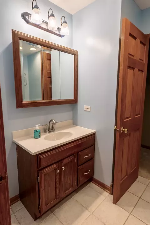 Bath - 3305 Pheasant Dr, Rolling Meadows, IL 60008 photo 4 of 5