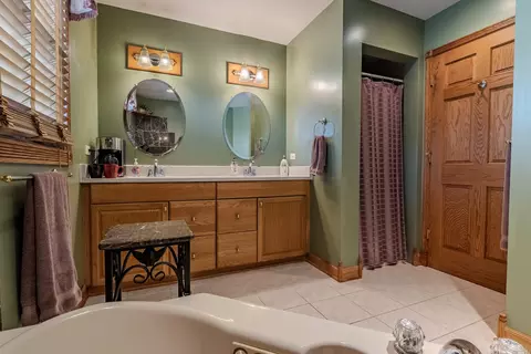 Bath - 3305 Pheasant Dr, Rolling Meadows, IL 60008 photo 2 of 5