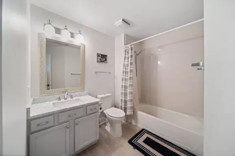Bath - 4825 Turnberry Dr, Hoffman Estates, IL 60010 photo 3 of 5