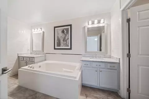 Bath - 4825 Turnberry Dr, Hoffman Estates, IL 60010 photo 2 of 5