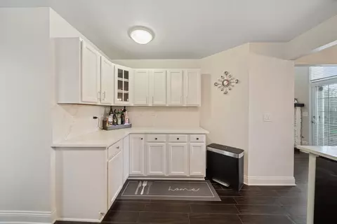 Kitchen - 4825 Turnberry Dr, Hoffman Estates, IL 60010 photo 2 of 3