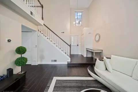 Entry Way - 4825 Turnberry Dr, Hoffman Estates, IL 60010 photo 1 of 3