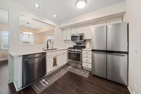 Kitchen - 4825 Turnberry Dr, Hoffman Estates, IL 60010 photo 3 of 3