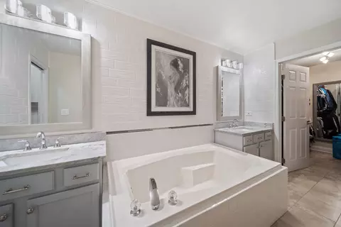 Bath - 4825 Turnberry Dr, Hoffman Estates, IL 60010 photo 1 of 5