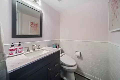 Bath - 4825 Turnberry Dr, Hoffman Estates, IL 60010 photo 4 of 5