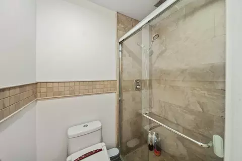 Bath - 4825 Turnberry Dr, Hoffman Estates, IL 60010 photo 5 of 5