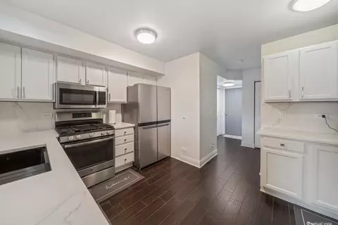 Kitchen - 4825 Turnberry Dr, Hoffman Estates, IL 60010 photo 1 of 3