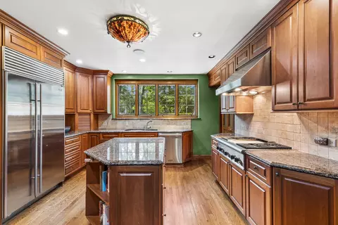 Kitchen - 465 Dundee Rd, Glencoe, IL 60022 photo 2 of 4