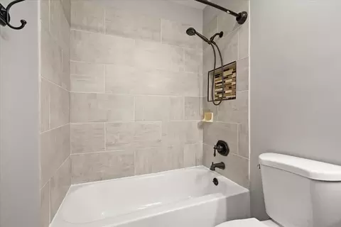 Bath - 1125 Darin Dr, Lockport, IL 60441 photo 3 of 8