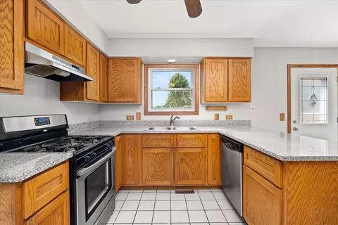 Kitchen - 1125 Darin Dr, Lockport, IL 60441 photo 2 of 5