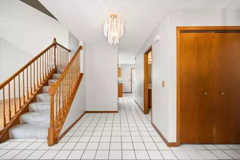 Entry Way - 1125 Darin Dr, Lockport, IL 60441 photo 2 of 2