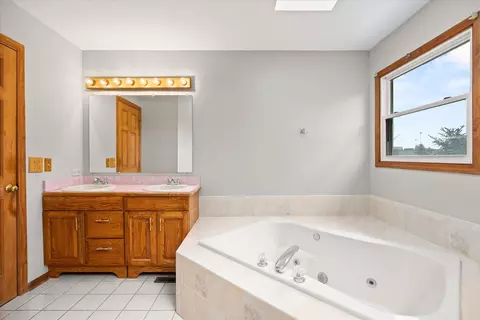 Bath - 1125 Darin Dr, Lockport, IL 60441 photo 4 of 8