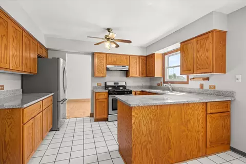 Kitchen - 1125 Darin Dr, Lockport, IL 60441 photo 3 of 5