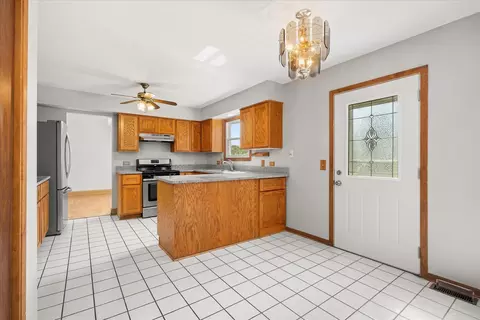 Kitchen - 1125 Darin Dr, Lockport, IL 60441 photo 4 of 5