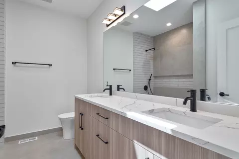 Bath - 5000 W Argyle St, Chicago, IL 60630 photo 3 of 5