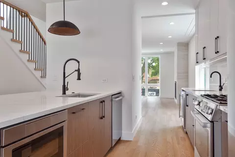 Kitchen - 5000 W Argyle St, Chicago, IL 60630 photo 3 of 5