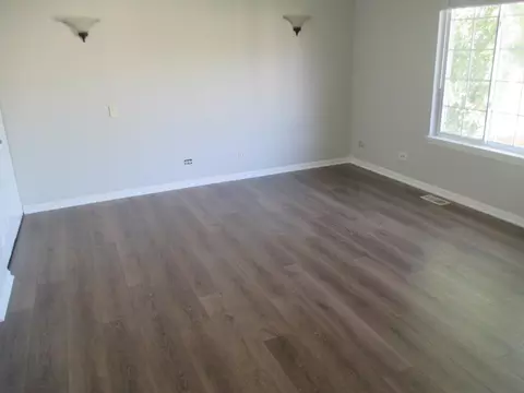 Living - 500 Rose Ln, Bartlett, IL 60103 photo 8 of 10