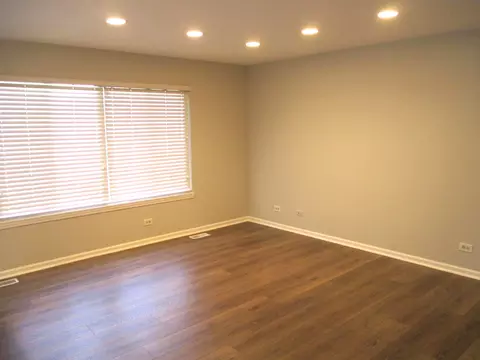 Living - 500 Rose Ln, Bartlett, IL 60103 photo 7 of 10