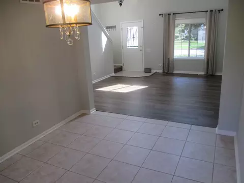 Living - 500 Rose Ln, Bartlett, IL 60103 photo 4 of 10