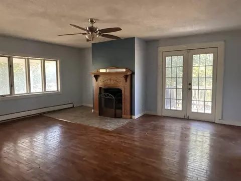 Living - 632 N Pershing St, Energy, IL 62933 photo 5 of 6