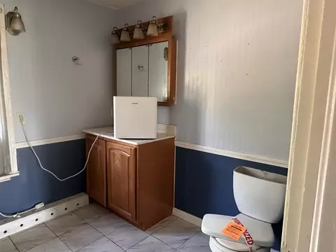 Bath - 632 N Pershing St, Energy, IL 62933 photo 3 of 3