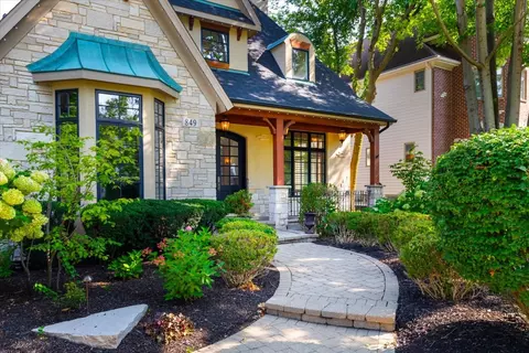 Exterior - 849 E Hillside Rd, Naperville, IL 60540 photo 3 of 8