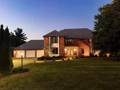 Exterior - 7 Pinehurst Dr, Mattoon, IL 61938 photo 3 of 19