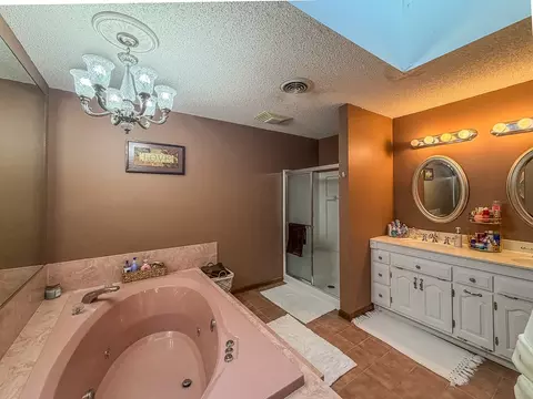 Bath - 7 Pinehurst Dr, Mattoon, IL 61938 photo 3 of 11