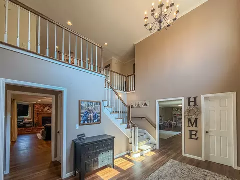 Entry Way - 7 Pinehurst Dr, Mattoon, IL 61938 photo 2 of 5