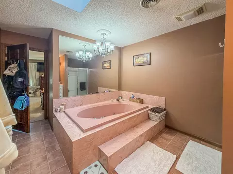 Bath - 7 Pinehurst Dr, Mattoon, IL 61938 photo 4 of 11