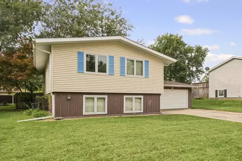 Exterior - 814 Pinecrest Dr, Rantoul, IL 61866 photo 5 of 8