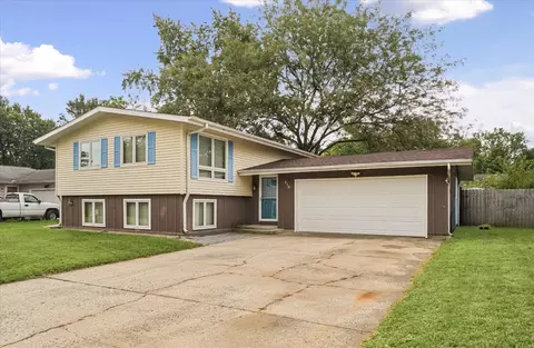 Exterior - 814 Pinecrest Dr, Rantoul, IL 61866 photo 4 of 8