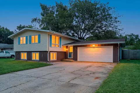 Exterior - 814 Pinecrest Dr, Rantoul, IL 61866 photo 3 of 8