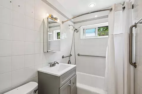 Bath - 738 Dodge Ave, Evanston, IL 60202 photo 1 of 1