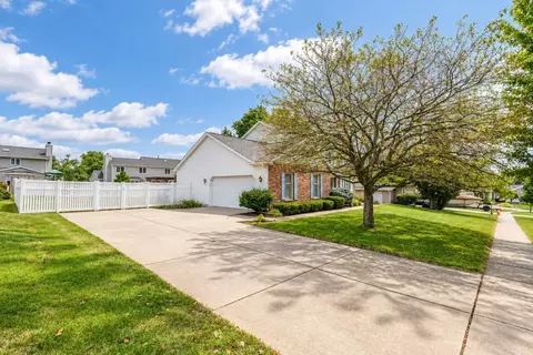 Exterior - 5 Cobblestone Ct, Bloomington, IL 61704 photo 4 of 11