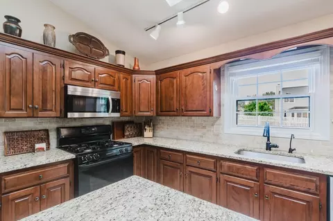 Kitchen - 5 Cobblestone Ct, Bloomington, IL 61704 photo 5 of 6
