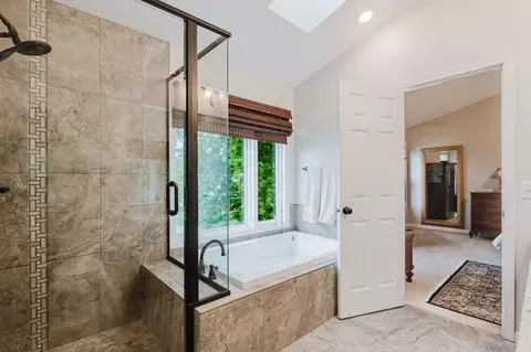 Bath - 5 Cobblestone Ct, Bloomington, IL 61704 photo 2 of 4