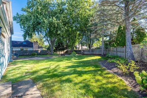 Exterior - 1609 Barry Ln, Glenview, IL 60025 photo 2 of 3