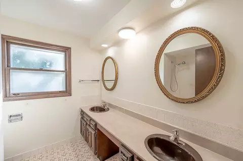 Bath - 1609 Barry Ln, Glenview, IL 60025 photo 2 of 3