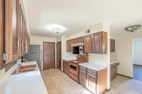 Kitchen - 1609 Barry Ln, Glenview, IL 60025 photo 2 of 2