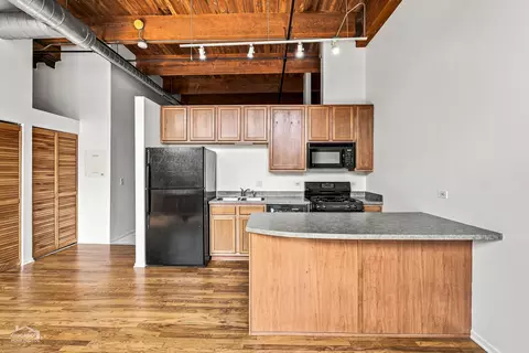 Kitchen - 1500 W Monroe St #411, Chicago, IL 60607 photo 4 of 4