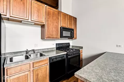 Kitchen - 1500 W Monroe St #411, Chicago, IL 60607 photo 3 of 4