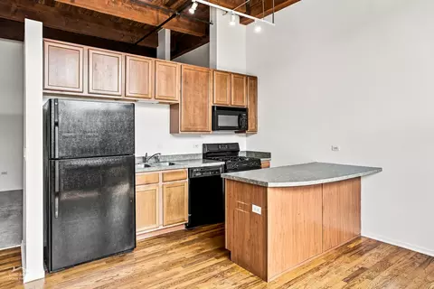 Kitchen - 1500 W Monroe St #411, Chicago, IL 60607 photo 2 of 4