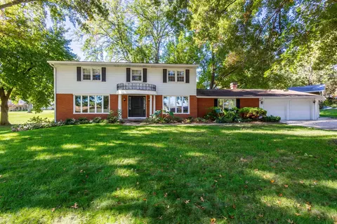 5079 Coachman Rd, Bettendorf, IA 52722