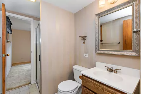 Bath - 435 Kingman Ln, Hoffman Estates, IL 60169 photo 1 of 2