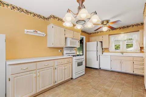 Kitchen - 435 Kingman Ln, Hoffman Estates, IL 60169 photo 2 of 3