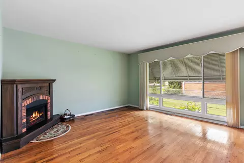 Living - 435 Kingman Ln, Hoffman Estates, IL 60169 photo 1 of 4