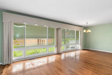 Living - 435 Kingman Ln, Hoffman Estates, IL 60169 photo 3 of 4